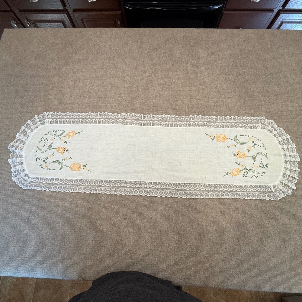 VTG Linen Table Runner Dresser Scarf Embroidered Floral Lace Trim Cottagecore